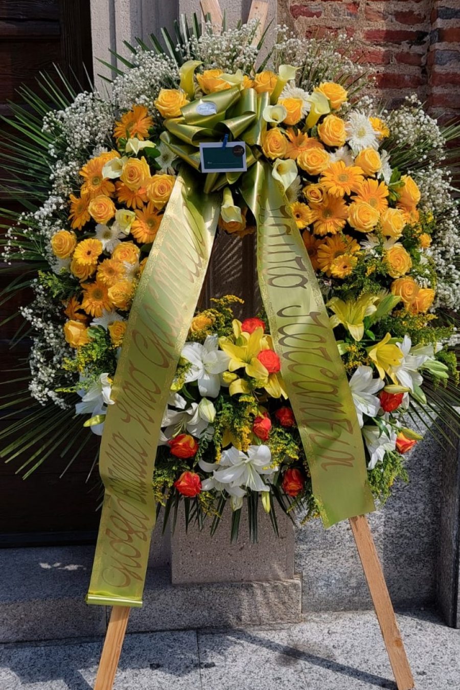 Corona di Fiori Composizione floreale funebre ,fiori, albini e beretta onoranze funebri abbiategrasso milano